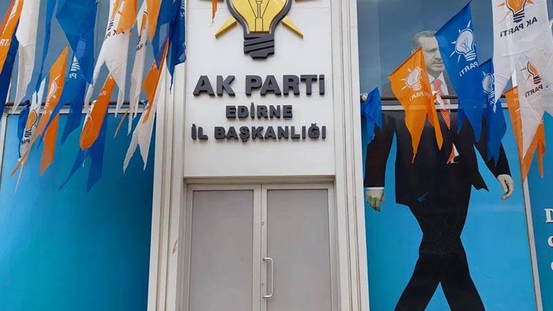 AKP İl Başkanı’nın eşi belediye binasını bastı, tehditler savurdu, odayı dağıttı